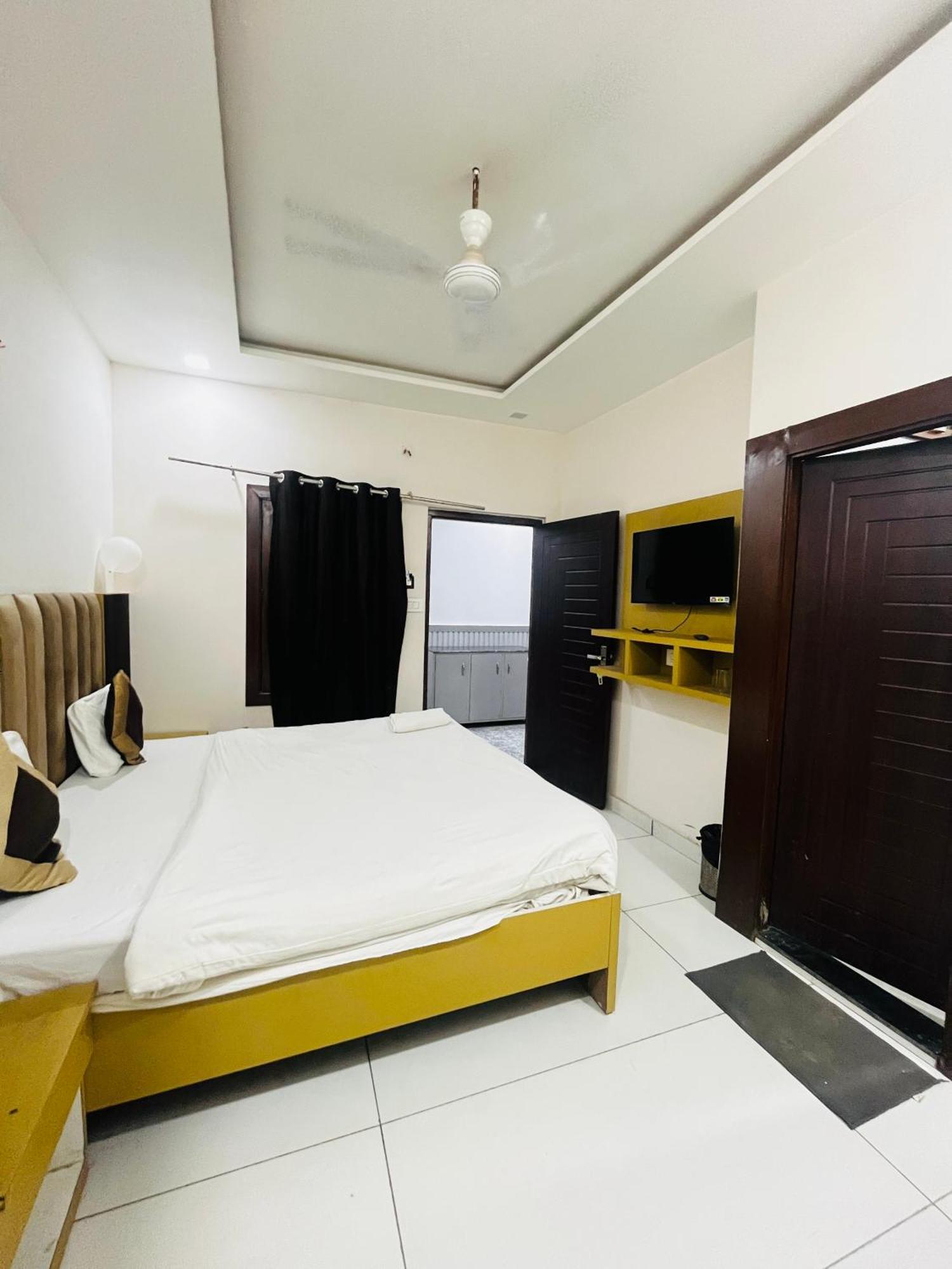 Hotel Green Apple Bareilly Bagian luar foto