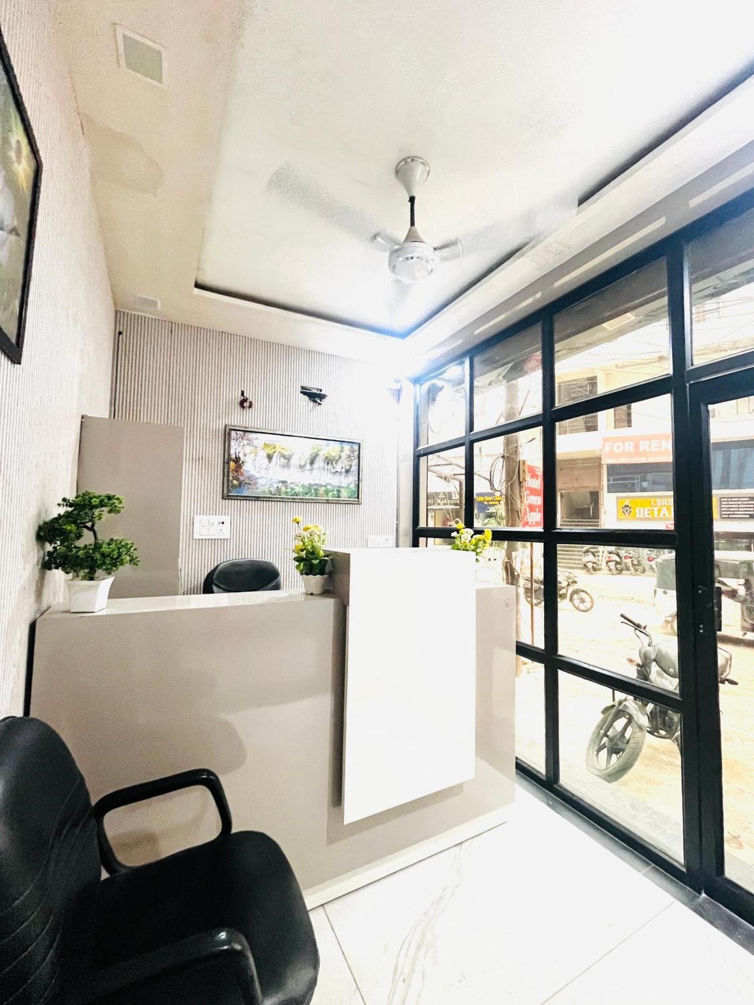 Hotel Green Apple Bareilly Bagian luar foto